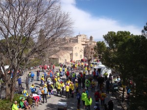 dimanche 5 avril à 11 h, la foule FFCT prend possession du village de Lurs 