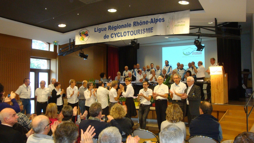 les 22 membres du comité directeur de ligue Rhône Alpes ( chemise blanche ) et les G.O du club de Villars (dept 42)