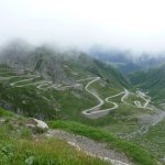 les lacets du St Gotthard émergent de la brume