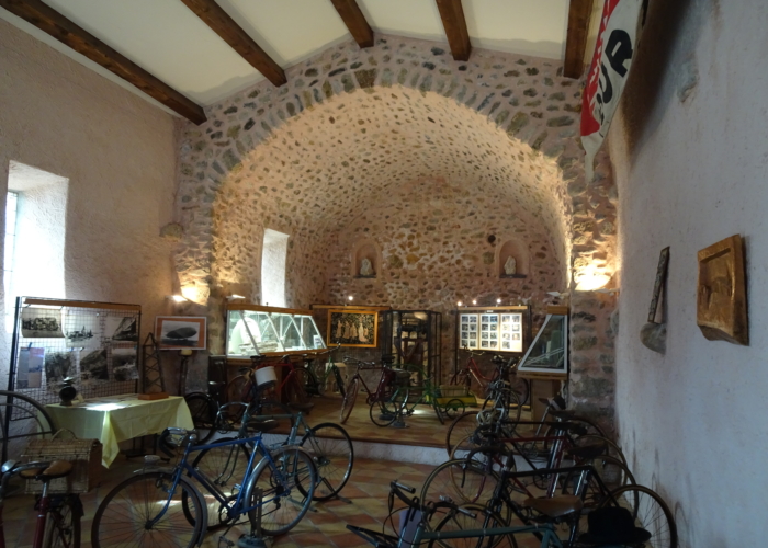 14 la chapelle d’Upaix transformée pour 1 jour en musée du vélo